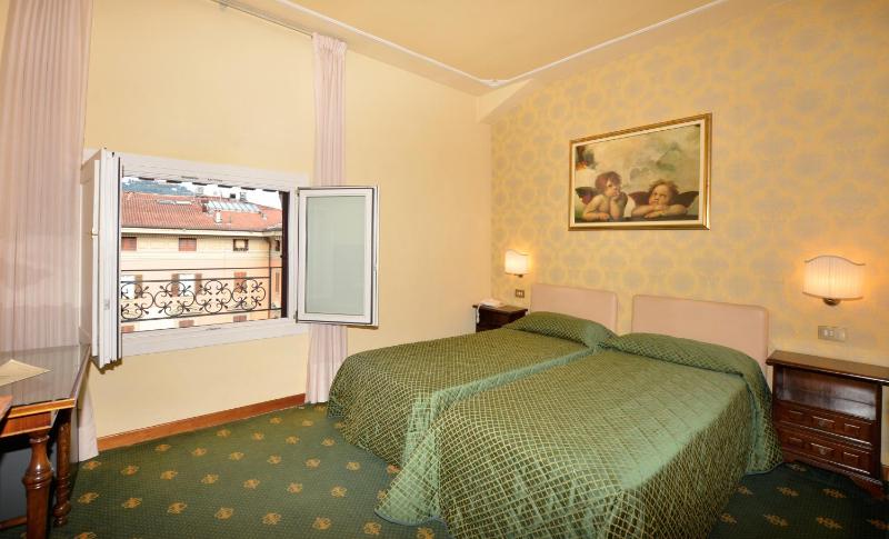 Economy Twin Room image 1