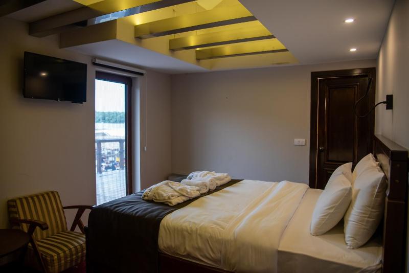 Standard Double Room with River View image 4