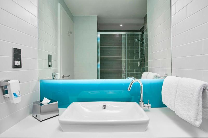 Standard Twin Room with Free Hot Breakfast image 1