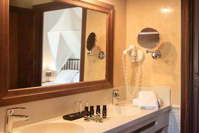 Junior Suite (2 Adults + 1 Child) image 2