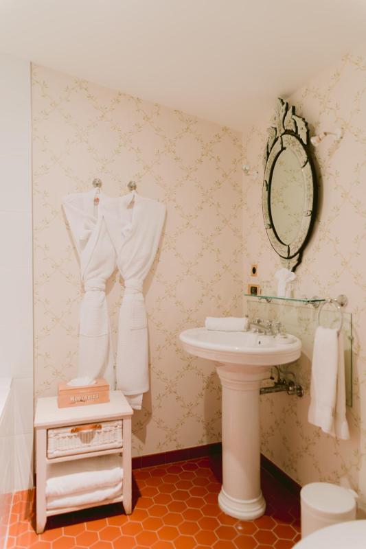 Standard Twin Room image 3