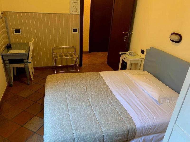 Single Room with French Bed image 3