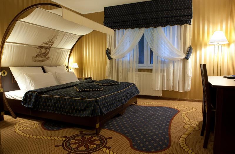 Standard King Room with Lake View image 4