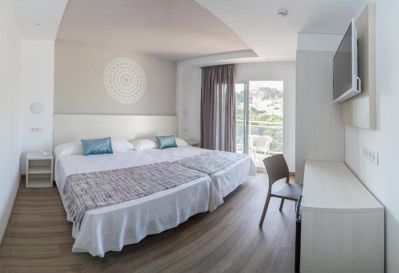 Quadruple Room (3 Adults + 1 Child) image 1
