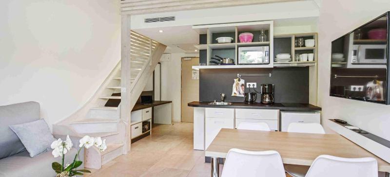Superior One-Bedroom Apartment image 2