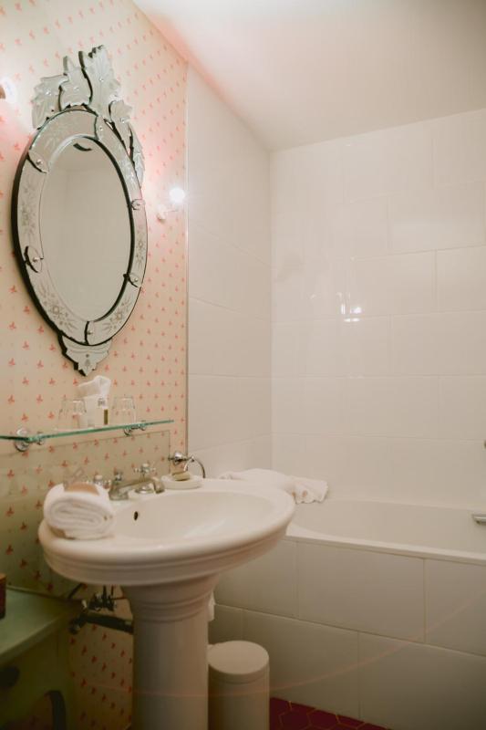 Superior Twin Room image 4