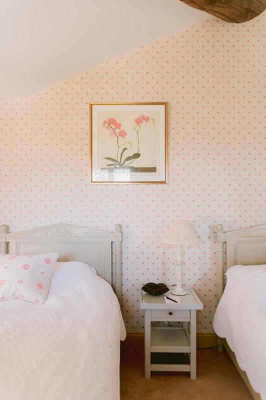 Superior Twin Room image 3