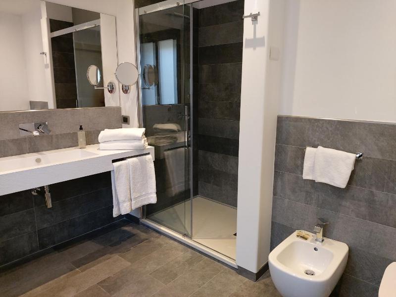 Double Room with Extra Bed image 4