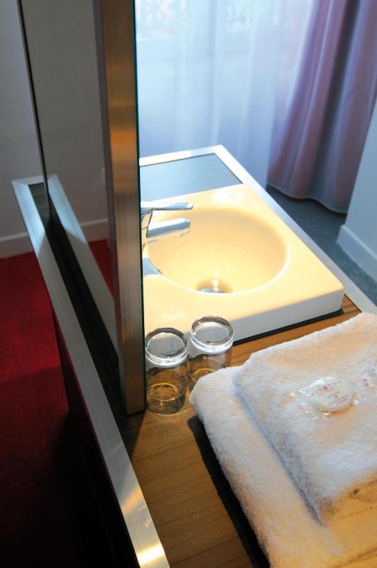 Standard Double Room image 3