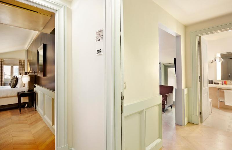 Junior King Suite image 3