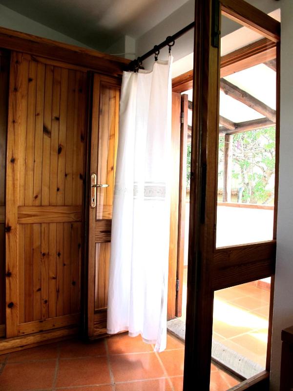Single Room with Double Bed image 3