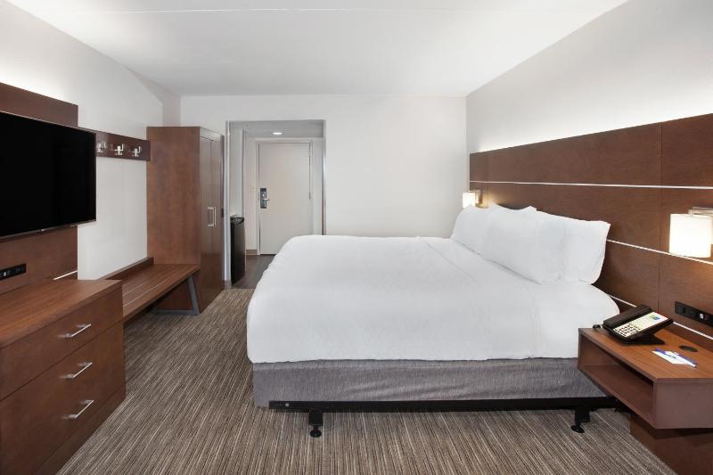 Standard King Room image 3