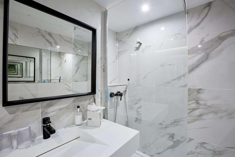 Classic Twin Room image 3