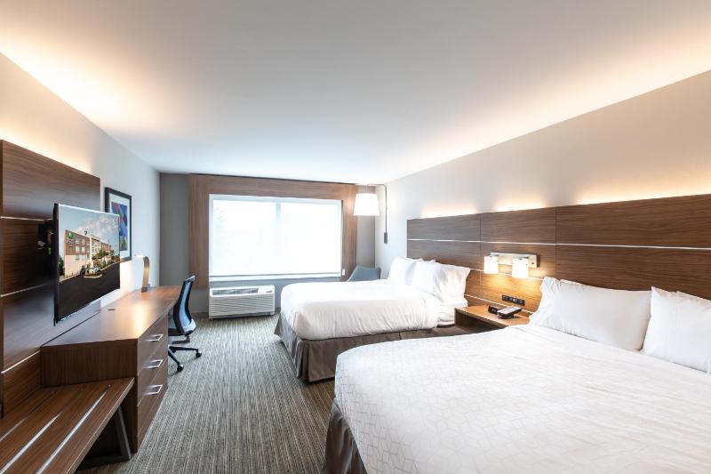 Standard Room with Two Queen Beds image 4