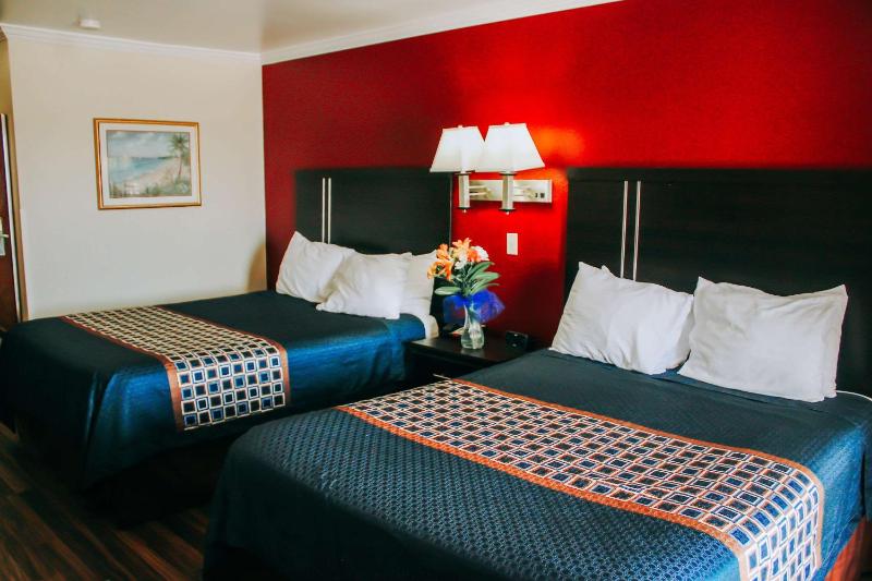 Queen Room with Two Queen Beds - Lake View image 2