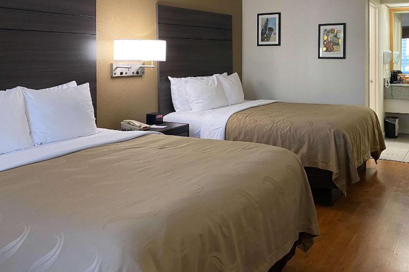 Queen Room with Two Queen Beds - Non-Smoking image 4