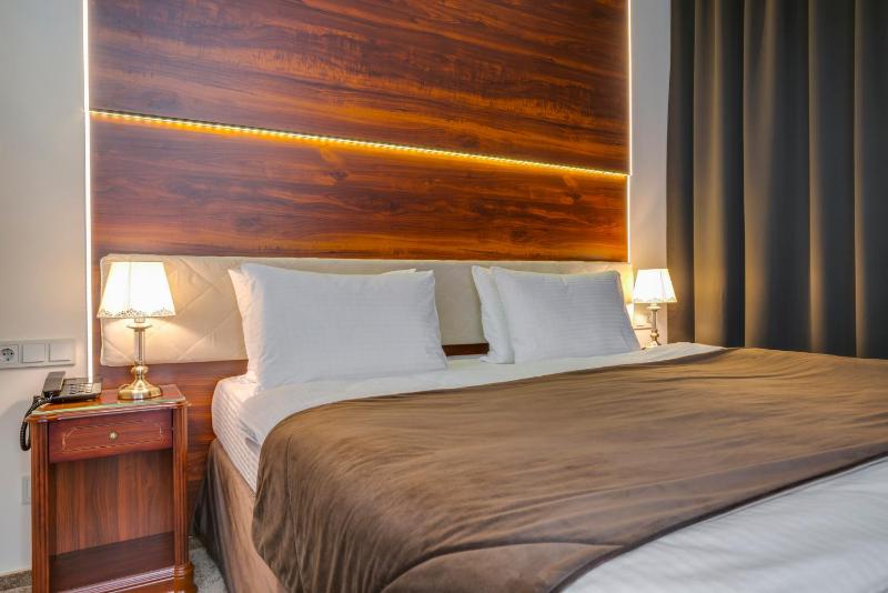 Superior Double or Twin Room with River View image 3