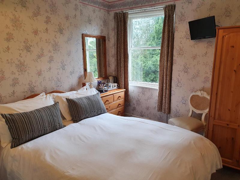 Economy Double Room image 3