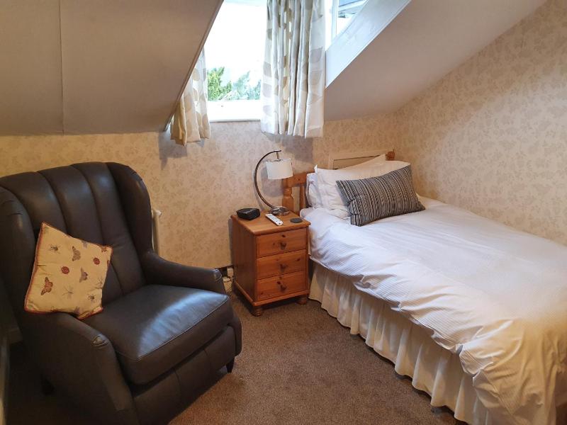 Single Room with Private External Bathroom image 2