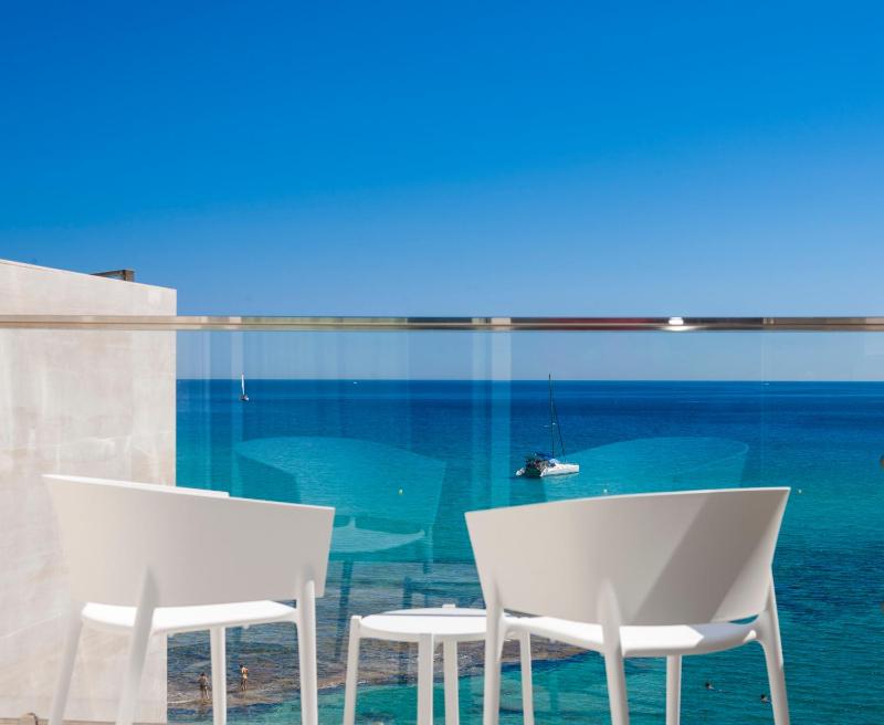 Double Room with Sea View image 3