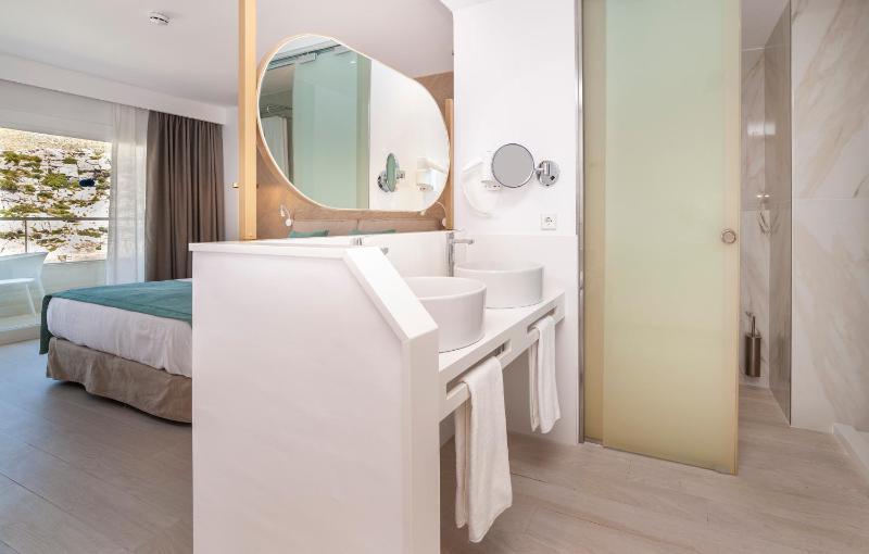 Deluxe Double Room image 2