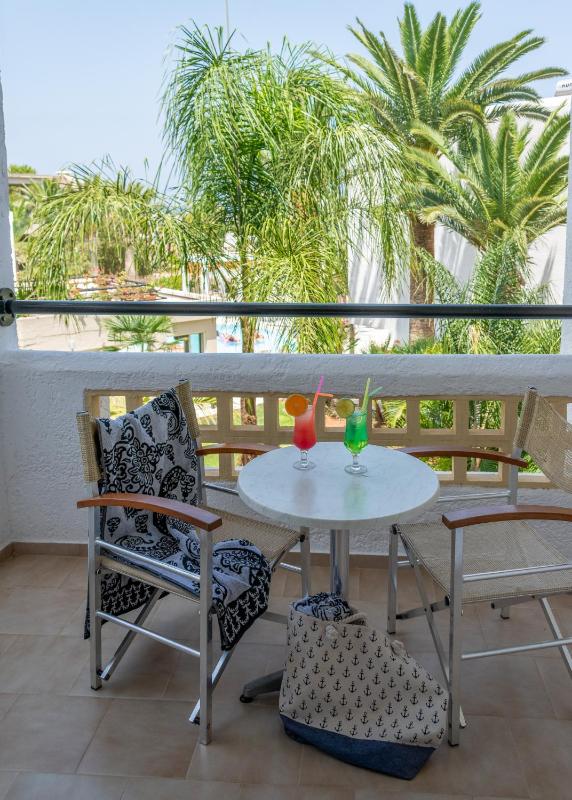 Superior Triple Room with Garden View image 2