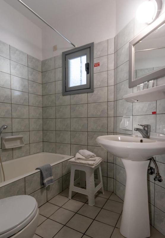 Standard Twin Room with Garden View image 3