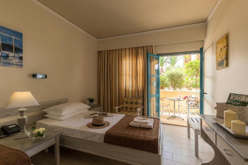 Superior Twin Studio with Pool View image 4