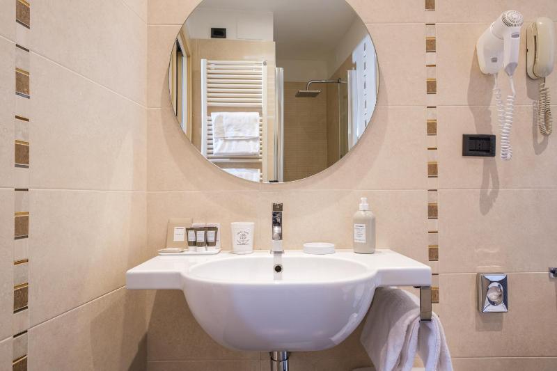 Gold Double or Twin Room image 1