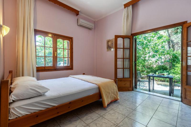 Standard Double Room image 2