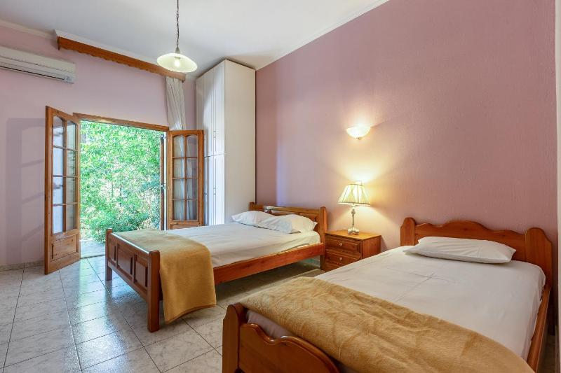 Standard Triple Room image 2