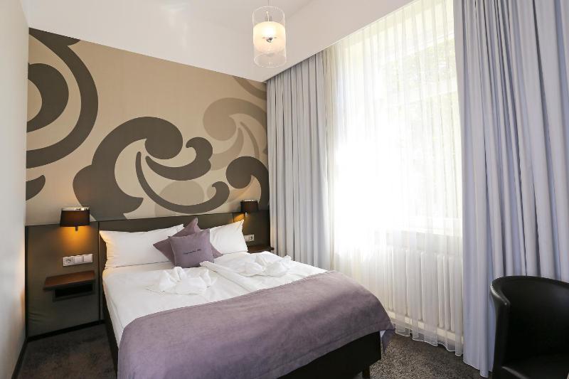 Economy Double Room image 3