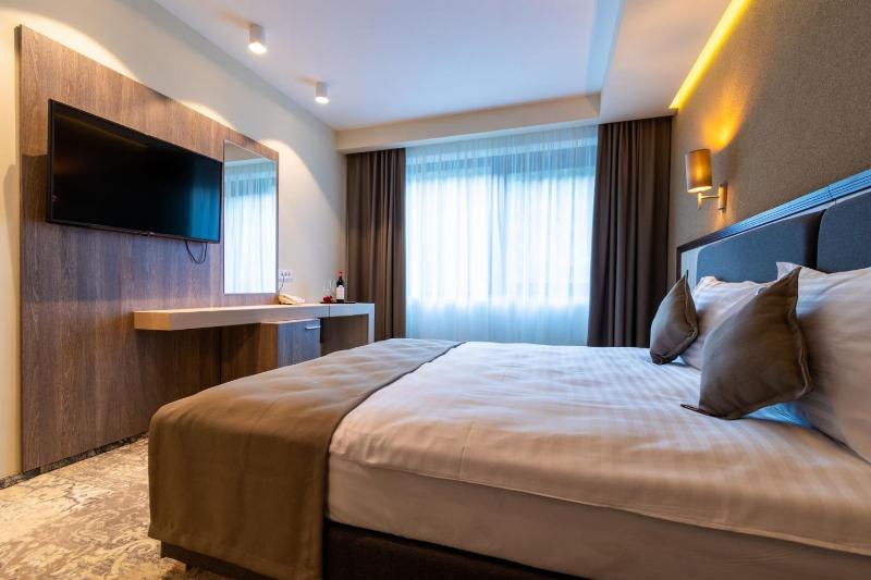 Deluxe Double or Twin Room with River View image 3