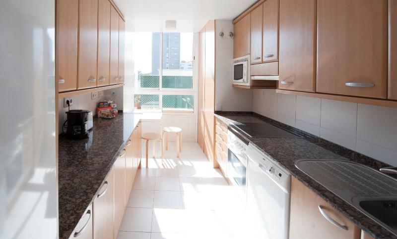 Three-Bedroom Apartment (5-6 Adults) with sea view image 4