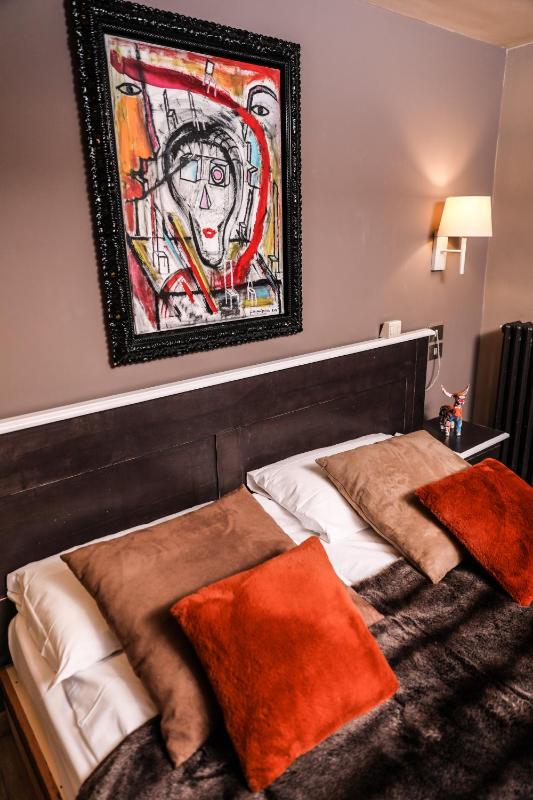 Double or Twin Room image 4
