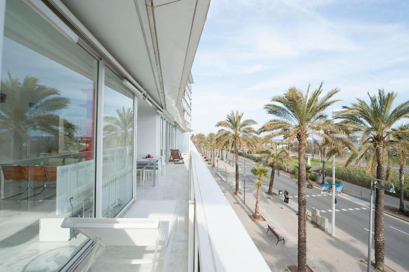 Three-Bedroom Apartment (5-6 Adults) with sea view image 2