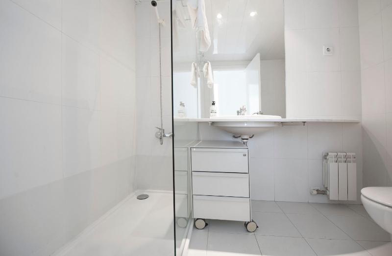 Three-Bedroom Apartment (5-6 Adults) with sea view image 3