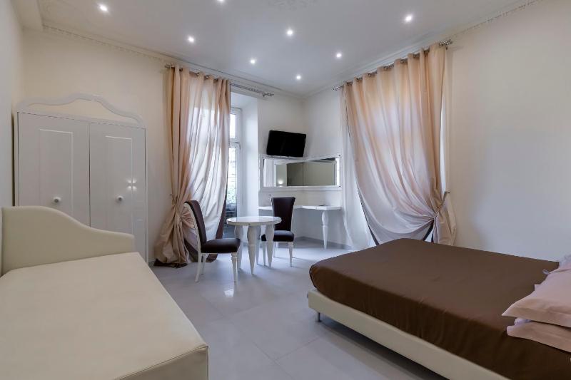Junior Suite with Spa Bath image 2