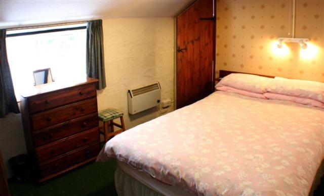 Two-Bedroom Cottage with Garden View image 4