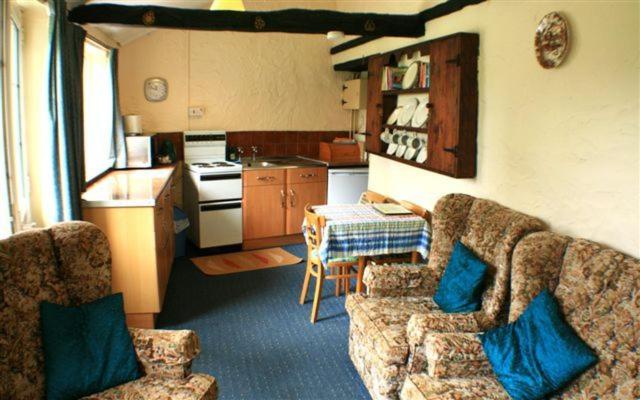 Two-Bedroom Cottage with Garden View image 3