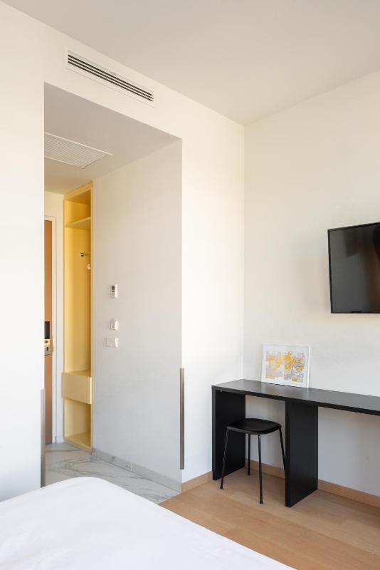 Standard Double Room image 4
