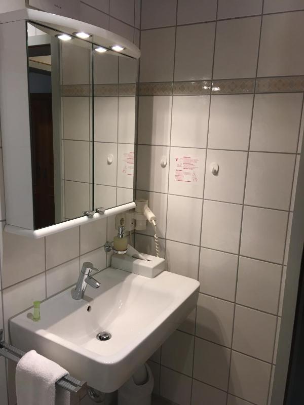 Twin Room with Balcony image 4