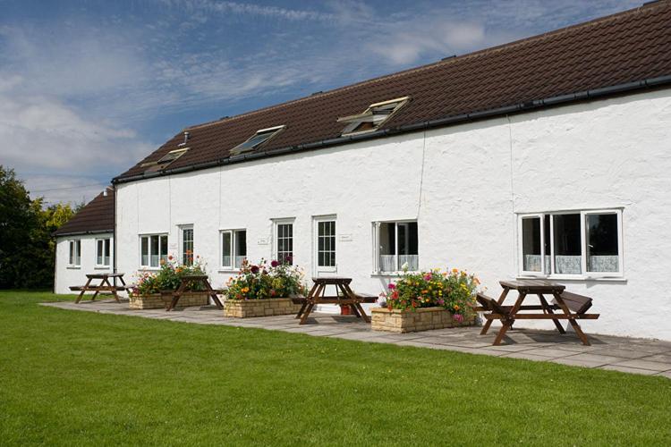  Large Two-Bedroom Cottage with Garden View image 3