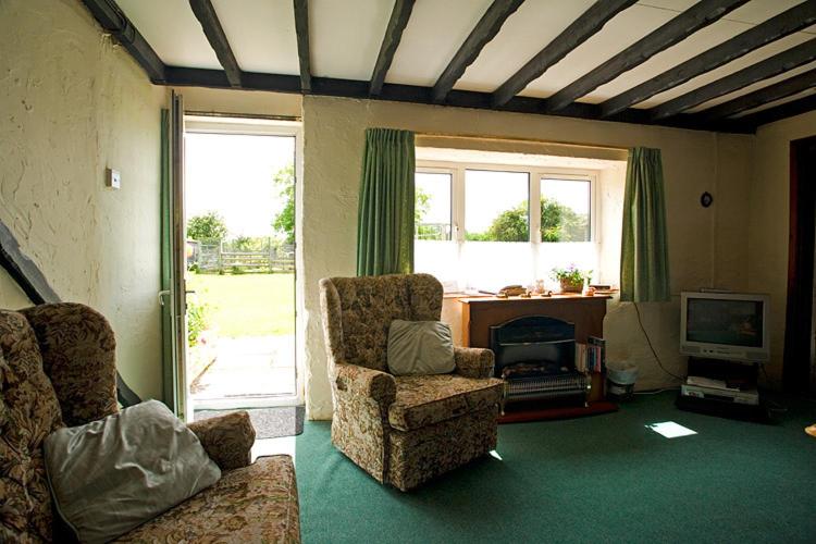  Large Two-Bedroom Cottage with Garden View image 2