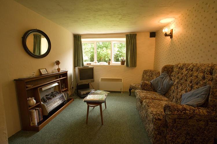 Large Two-Bedroom Cottage with Private Garden image 2