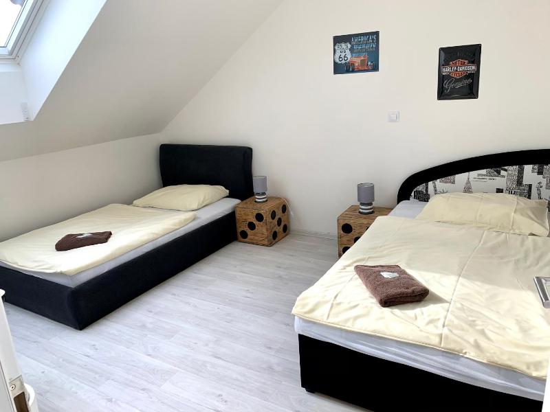 Deluxe Family Room image 3