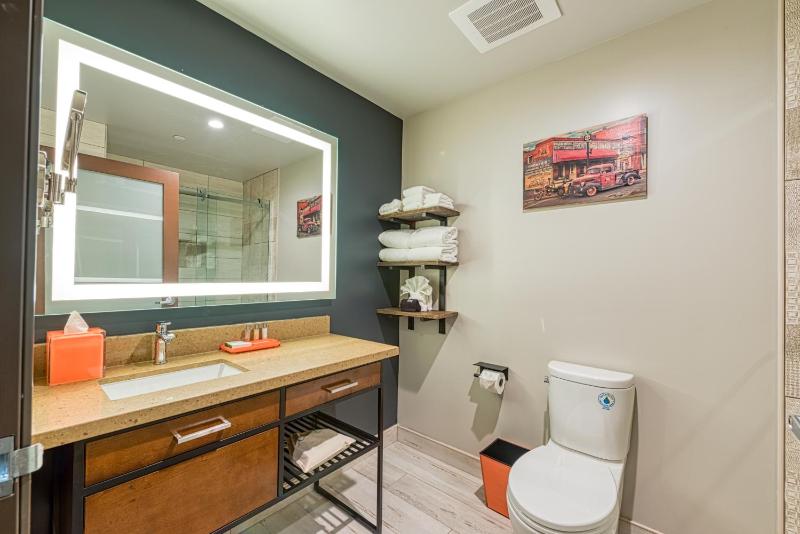 Deluxe King Room image 3
