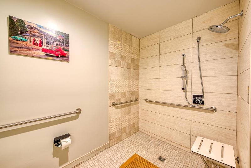Deluxe King ADA (Rolling Shower) image 3
