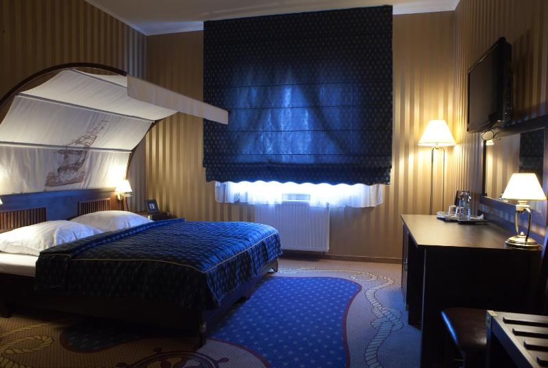 Standard King Room with Lake View image 2