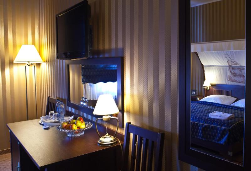 Standard King Room with Lake View image 3